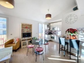 Cannes Close Centre 2 BR 2 bath mezzanine & balconies Exceptional Rating Ideal Families Easy parking by Olam Properties